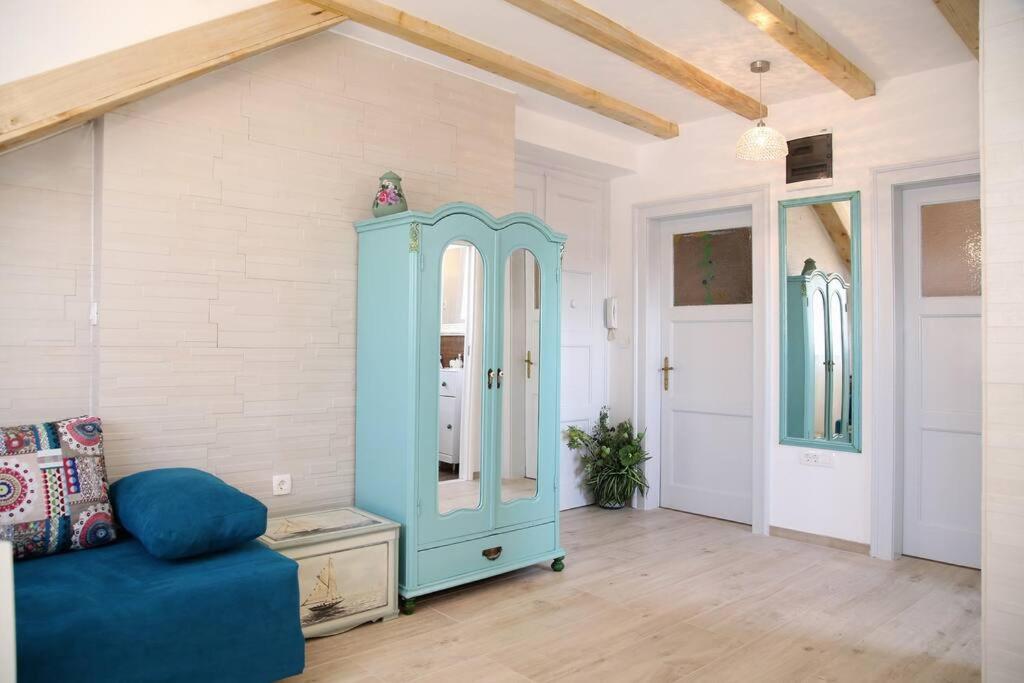 Apartment Barbara'S Inheritance Split Luaran gambar